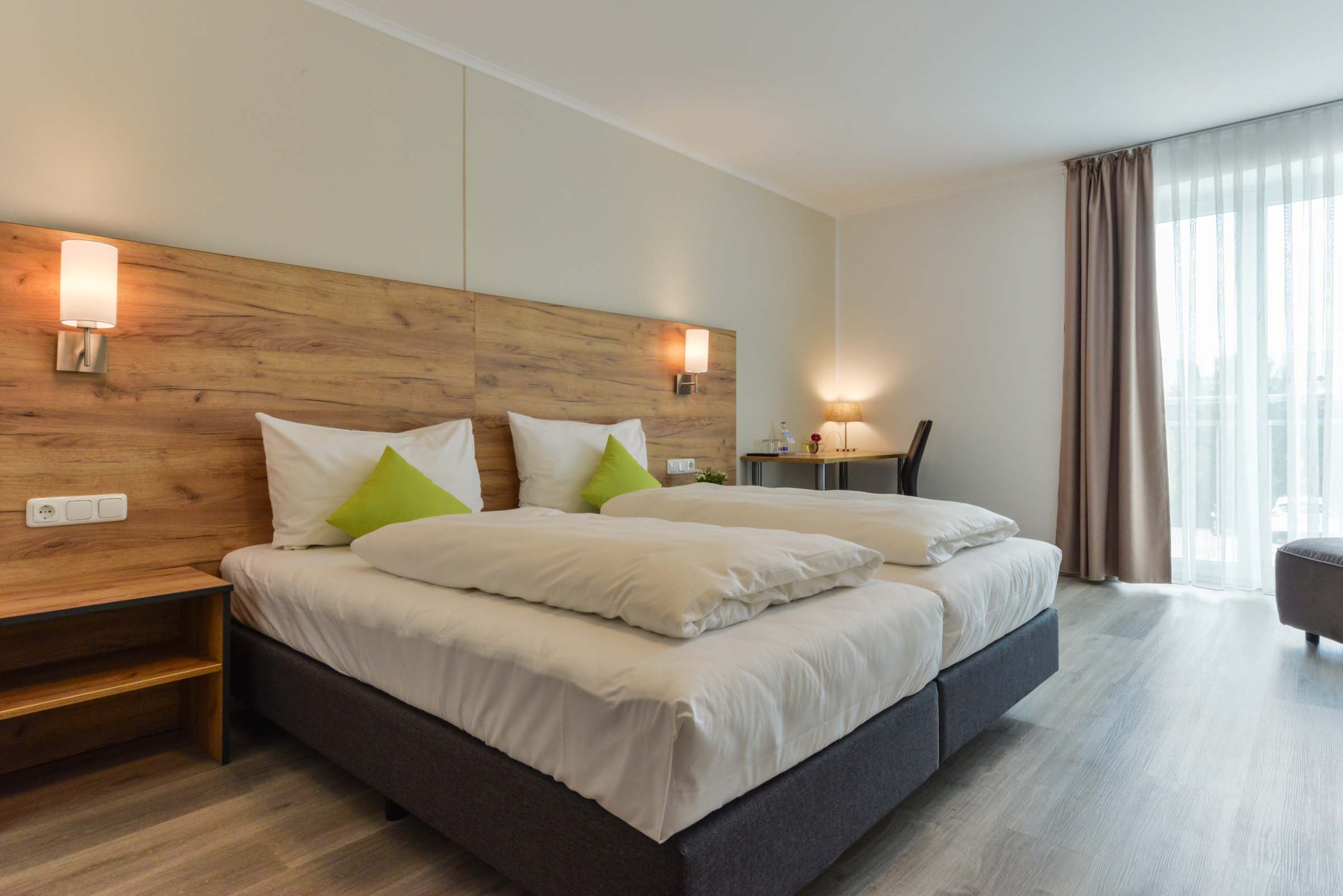 maiershotel-parsberg-erfolg-erlebnis-entspannung-modern-tagung-seminar-bayern-familie-gastfreundschaft-zimmer-room-big-grossezimmer-appartement-schlafen-komfort-comfort (5)